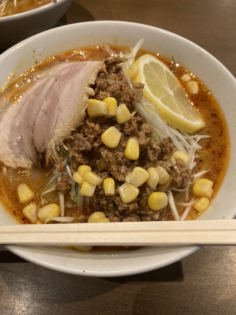 PerfectSunday3's tweet photo. 先日のイス軸法体験会@水戸市🪑
開催前日にチラシ掲示協力いただいた「旭川らあめんひでまる」さん阿久澤さんと伺いました✍️

人気の火山らあめんをチョイス🍜
レモンが入ってて爽やかでした✨
とっても美味しかったです🙆‍♂️

https://t.co/ktPKCFhqKN
茨城県水戸市見和2-246-1
#イス軸法の旅 #100eats https://t.co/hxTJBagsUg