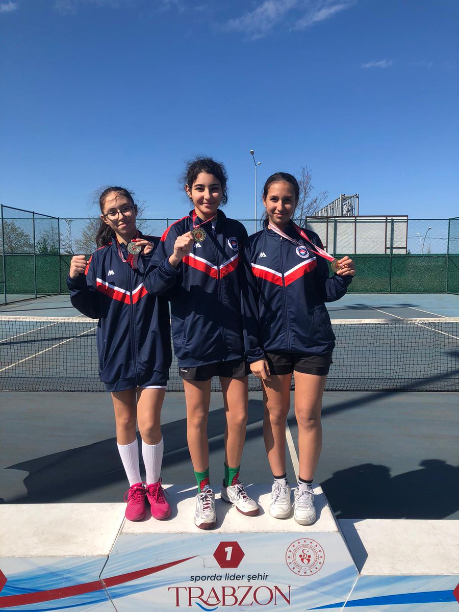 Trabzon İlin de düzenlenen Okul Sporları Yıldız Kızlar  Tenis Grup Müsabakalarında tüm maçlarını yenen kızlarımız Türkiye Finallerine gitmeye hak kazandılar.Kendilerini tebrik ediyor başarılar diliyoruz🏆🥇🎾