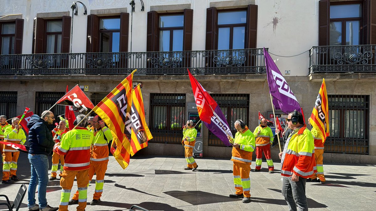 FICCOOCat's tweet photo. Estem concentrats amb els companys de #IMESAPI davant la seu de districte de Sant Andreu per instar l’Administració local a intercedir davant l'empresa, com a contractista del servei de manteniment de l’enllumenat públic de la ciutat, perquè desbloquegi les negociacions https://t.co/11vsPHw8zk