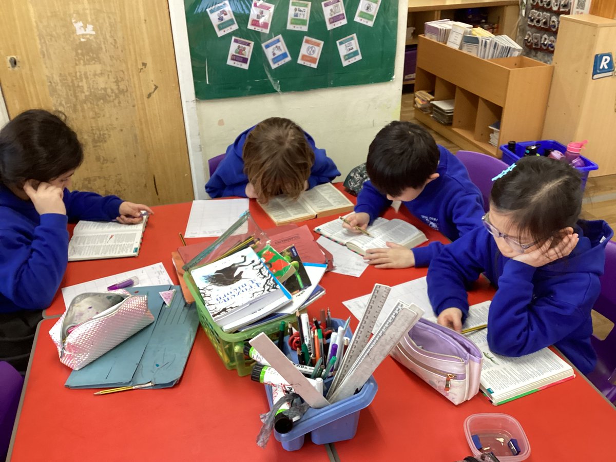 bdps27's tweet photo. Dosbarth Tri are enjoying being brilliant dictionary detectives in LLC this morning! @brynderiprimary @BrynDeriPTA https://t.co/ioOv8jHuwO