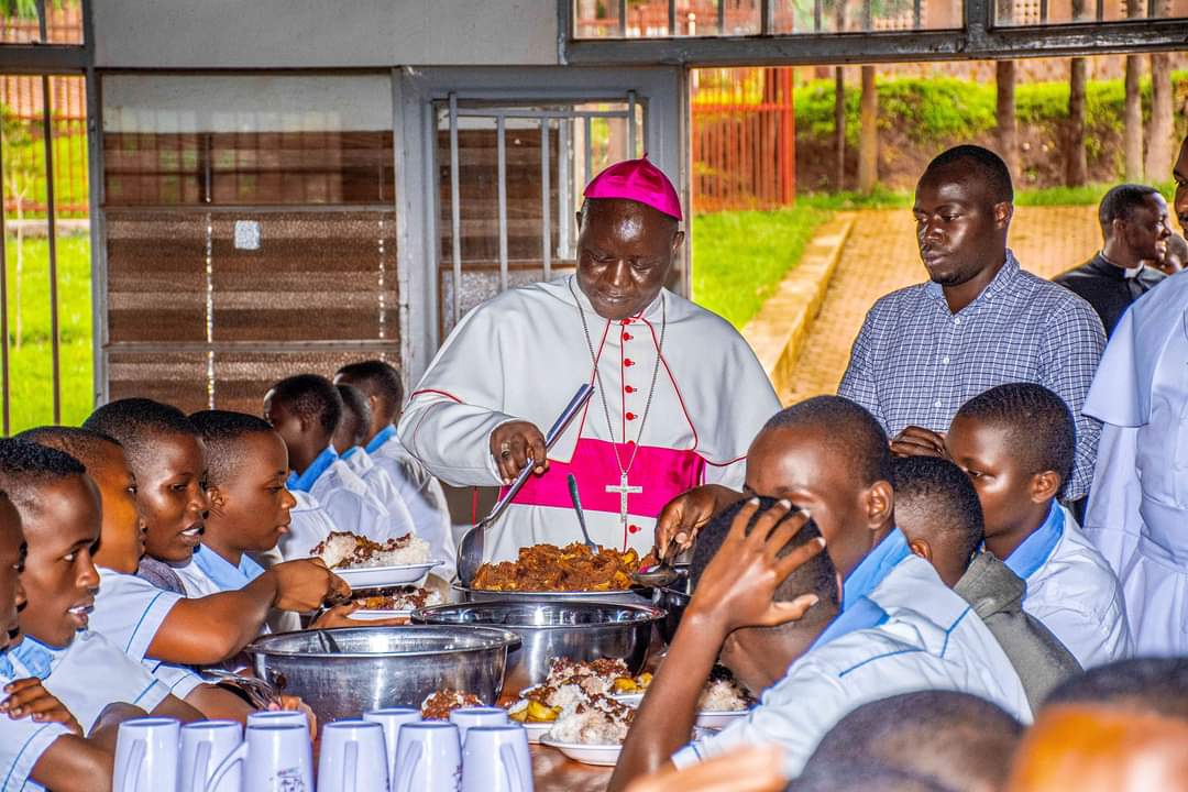 Fr_Ramon_K_TVET's tweet photo. 1/4) "Ubwo se niba abana bawe barya akaboga izo nshuro gusa mu gihembwe, #protéines bazikura he ko bari mu myaka yo gukura no kurya bihagije (ibiribwa byiza kandi byinshi), kandi ibyo batakaje muri icyo gihe bikaba bidashobora kugaruka"?
.../... https://t.co/D3wAr9qxHv