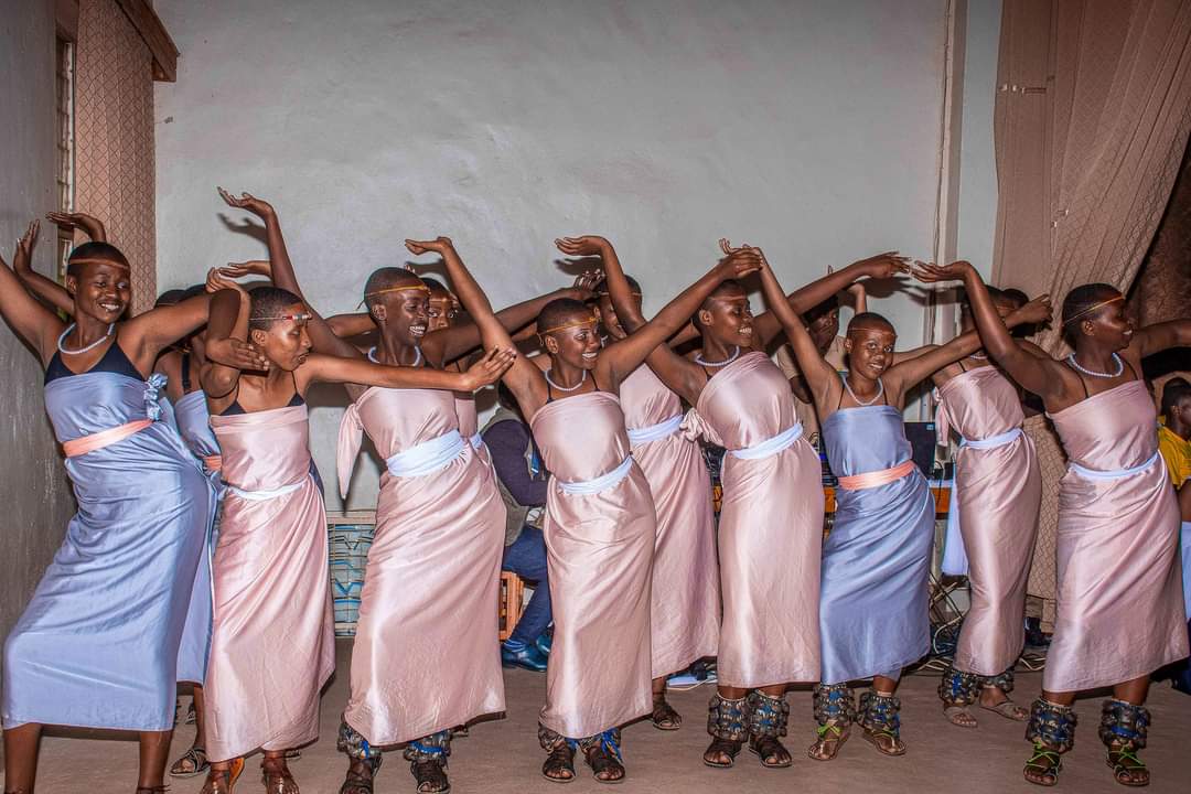 Fr_Ramon_K_TVET's tweet photo. 1/4) "Ubwo se niba abana bawe barya akaboga izo nshuro gusa mu gihembwe, #protéines bazikura he ko bari mu myaka yo gukura no kurya bihagije (ibiribwa byiza kandi byinshi), kandi ibyo batakaje muri icyo gihe bikaba bidashobora kugaruka"?
.../... https://t.co/D3wAr9qxHv
