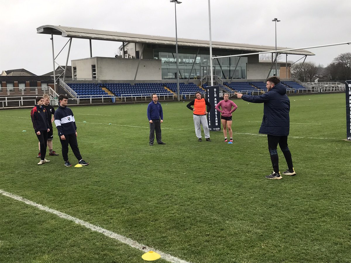 A pleasure to host Coaching Essentials course yesterday and deliver alongside @AherneFinlay from @CarthaQPRFC. Great group of enthusiastic and skilled coaches from @LochLomondRFC @GlasgowAccies @BurnbraeBull @whitecraigsrc and @GHKRFC #APES #EveryonesGame @scotrugbycoach