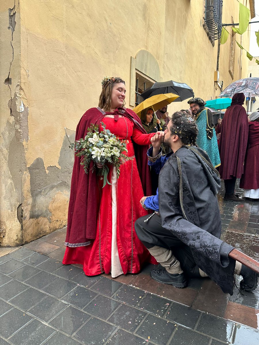 NeraJillard's tweet photo. Han sido unos meses intensos, pero más intenso ha sido este fin de semana.
Por fin, tras 17 años de relación, hemos dado un pasito más y a nuestro más puro estilo. Una boda medieval por todo lo alto!!! 💕💕💕 https://t.co/dRHJ7PuUPs