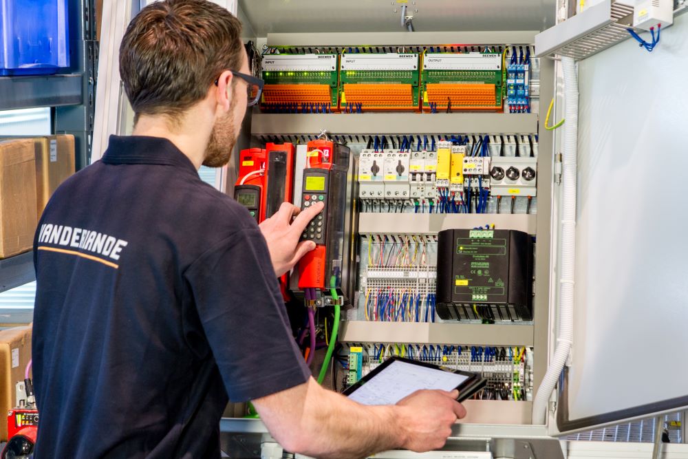 Vanderlande's tweet image. We&apos;re constantly looking for ways to cut #carbon. Collaborating with a major footwear manufacturer, we&apos;ve optimized #powerusage at one of their distribution centers, achieving remarkable energy savings without compromising efficiency. Discover more: vanderlande.com/news/vanderlan…