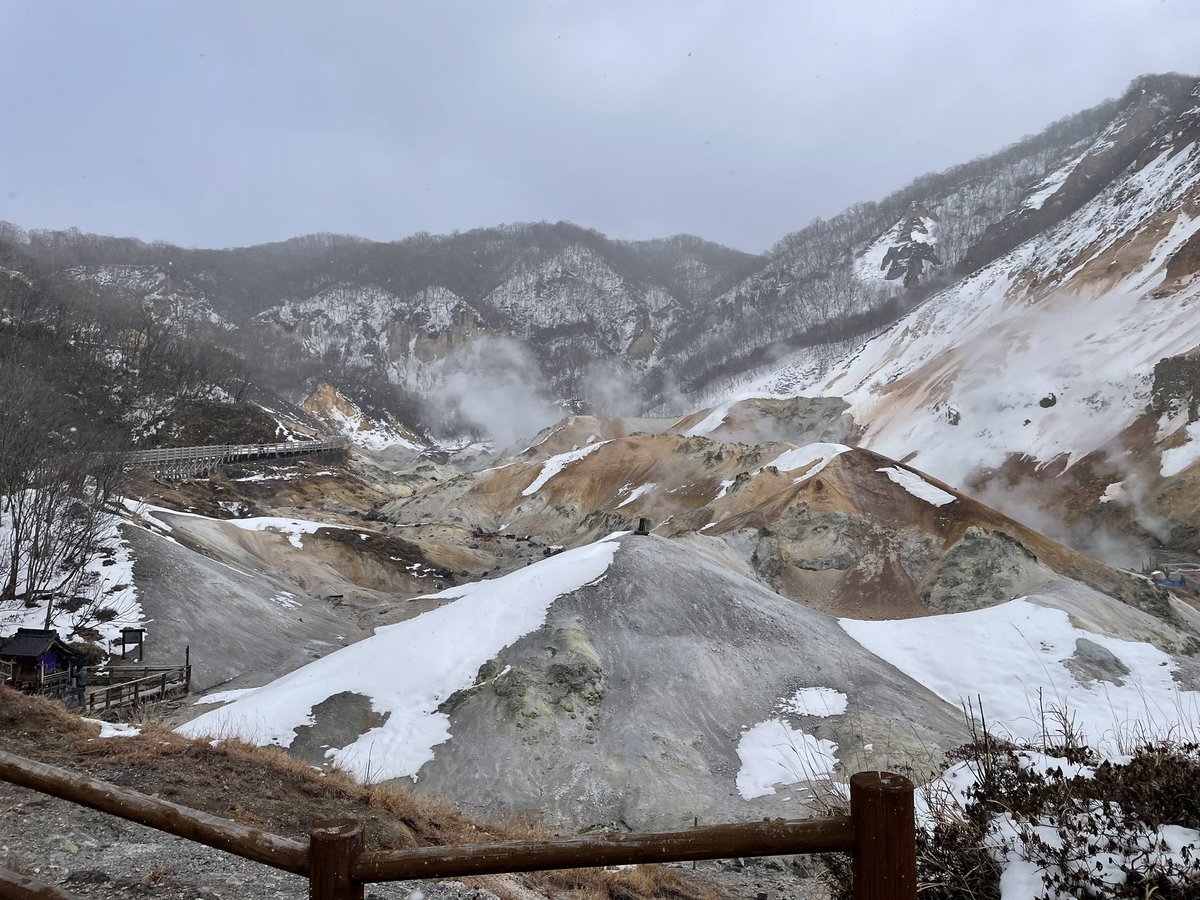 「登別地獄谷を見てきたよ!硫黄のにおいがクセになる。紅葉谷から見える濁川と野生動物」|ノーチのしっぽ研究所のイラスト