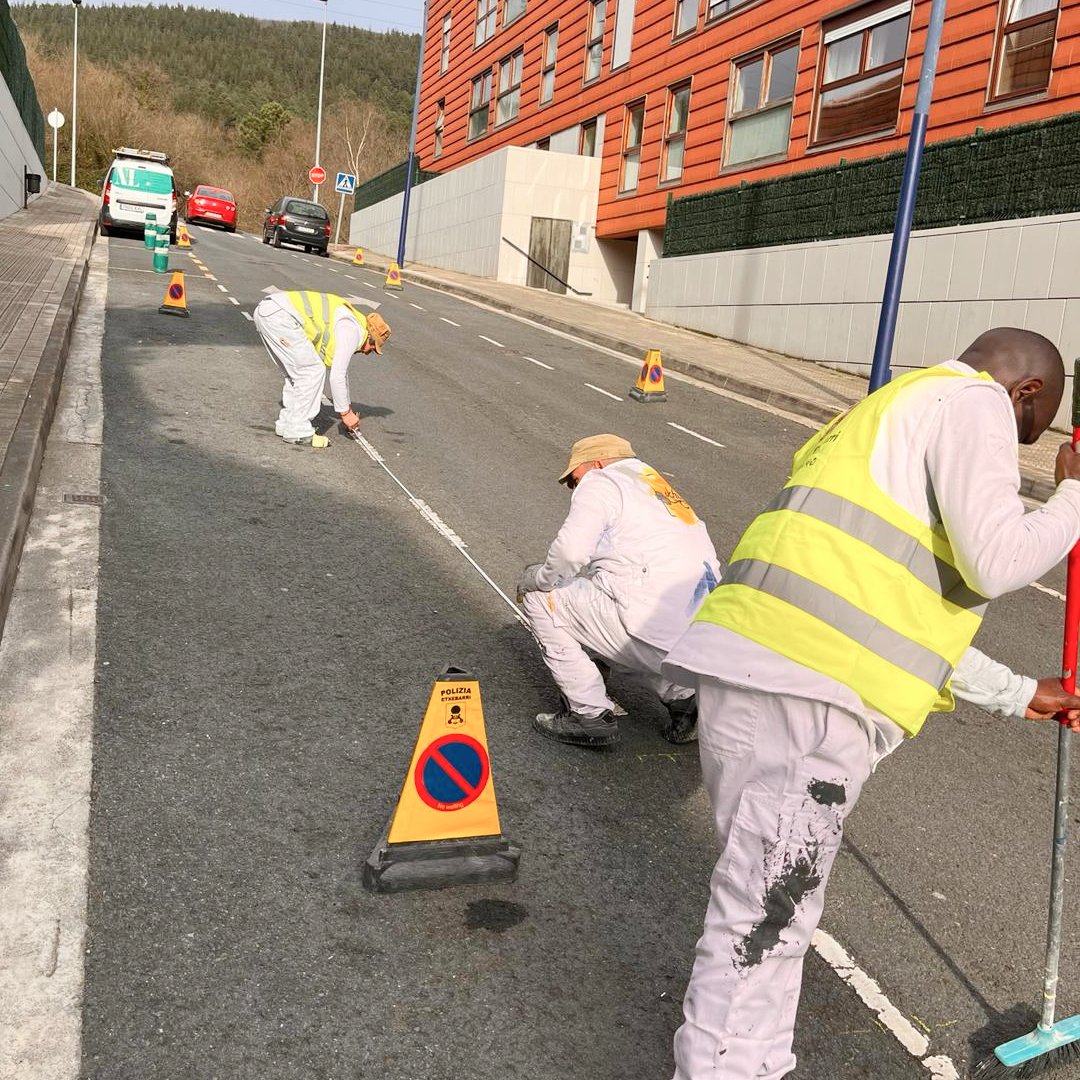 BuildinnCluster's tweet photo. Dentro del proyecto Lanberri, desde BUILD:INN estuvimos presentes en el itinerario formativo sobre aplicación de pintura industrial, igualdad de género, activación laboral y Prevención de Riesgos Laborales (PRL) específico para el trabajo de pintor.
#BUILDINN #WeAreBUILDINN https://t.co/4GE0P5BlID