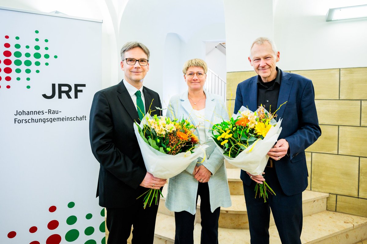 Herzlichen Glückwunsch! 🥳Die JRF-Vorstandsmitglieder Prof. Bathen und @fischedick wurden von der Mitgliederversammlung einstimmig für weitere fünf Jahre wiedergewählt! 💐👏 AL Prof. Kienle vom @MKW_NRW gratulierte. Hier gehts zur Meldung: jrf.nrw/vorstand-wiede…