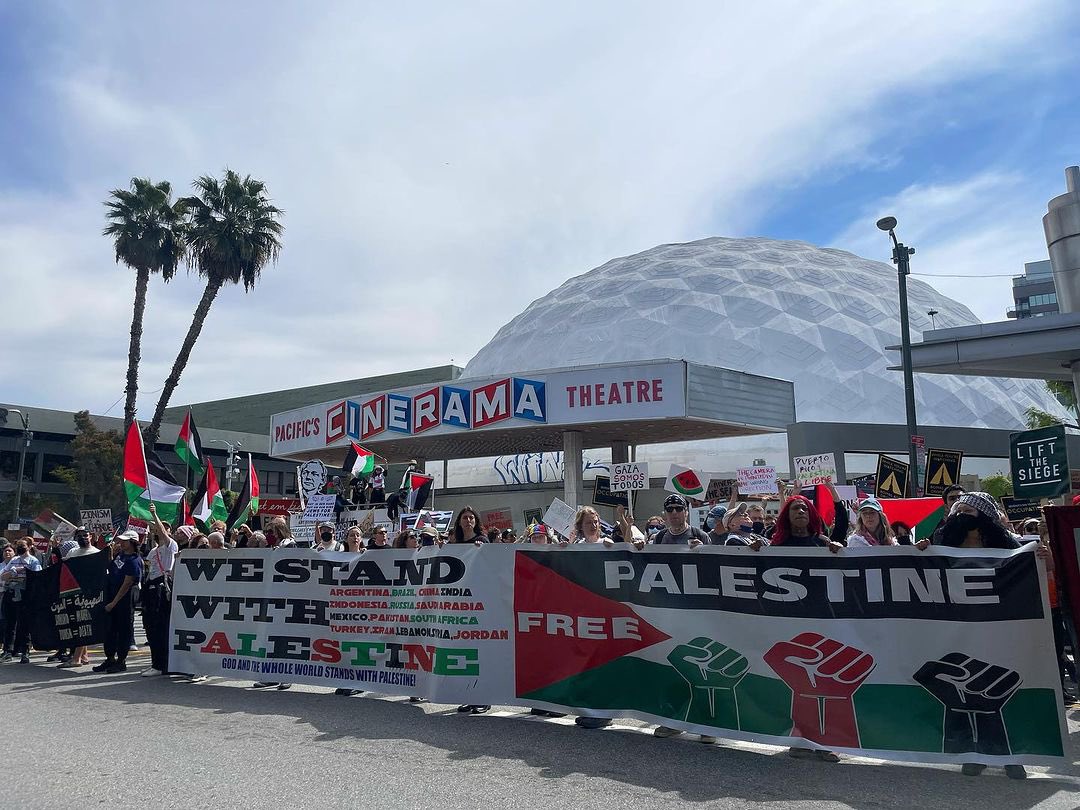 OnlinePalEng's tweet photo. Hundreds of anti-Zionist Jews and activists were present in the heart of Hollywood on the day of the Oscars to say: "ALL EYES ON RAFAH!" https://t.co/qLswFZ1T5h