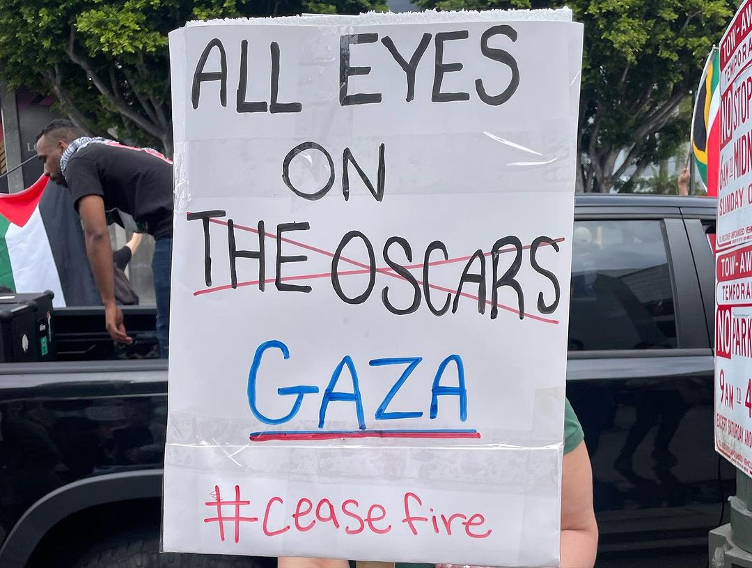 OnlinePalEng's tweet photo. Hundreds of anti-Zionist Jews and activists were present in the heart of Hollywood on the day of the Oscars to say: "ALL EYES ON RAFAH!" https://t.co/qLswFZ1T5h