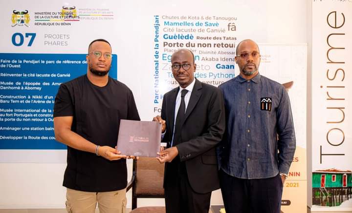 Nous avons eu l’honneur d’être reçus par M. Le Ministre de la Culture pour lui présenter le @tronedebehanzin. Accompagné de son cabinet, M. Abimbola nous a félicité, encouragé et a apporté son soutien dans le déploiement de ce projet touristique et culturel ambitieux. À suivre