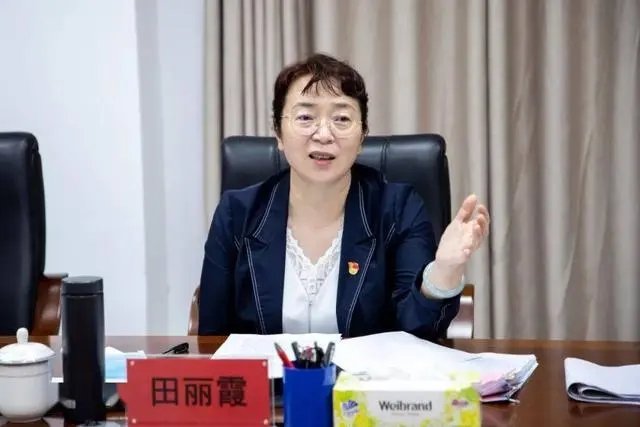 fjy0414's tweet photo. 原书记当天被查，新书记到任

刚刚，据海南新闻联播官方微信公众号消息，中共海南省委日前决定：李爱华同志任中共东方市委委员、常委、书记。
李爱华，男，汉族，1975年10月出生，安徽宿州人，2021年11月任海南省儋州市委常委，常务副市长，兼洋浦经济开发区工委委员、管理委员会副主任，至此番履新。 https://t.co/hkBpJa0DLz