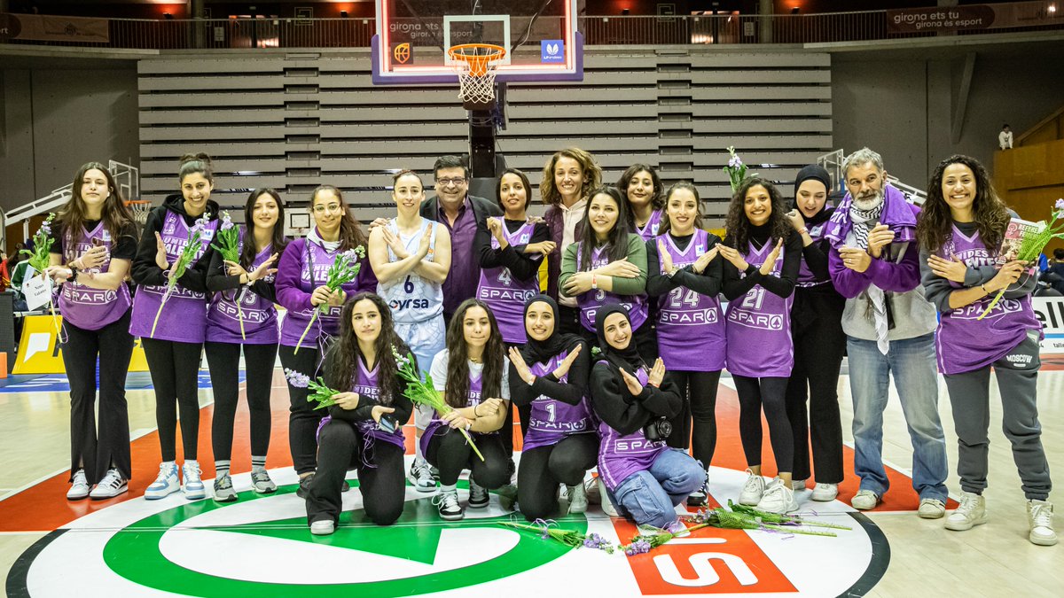 🏀 Reconeixement a les jugadores del Palestine Youth Club, equip femení format en el camp de persones refugiades de Xatila, durant 'El partit de Totes' celebrat aquest diumenge a Fontajau 🙅‍♀️ #DemanaCANVI #NenesValentes #JugarEnsFaLliures 📸 @MrSubi95 ➡️ basquetcatala.cat/noticies/10518