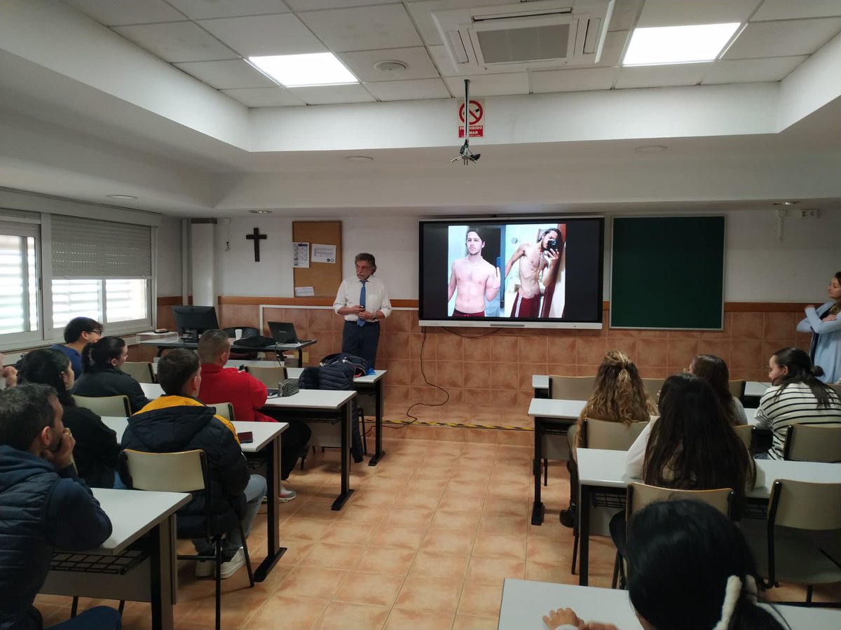 FPUCAM's tweet photo. 🔵 Antonio Escribano Zafra, doctor especialista en endocrinología y catedrático de Nutrición Deportiva por la UCAM, ha contado a los alumnos de 1° de Dietética su trabajo en la exitosa película 🎥 "La Sociedad de la Nieve"‼️
#ucamfp #dietetica #LaSociedadDeLaNieve https://t.co/hVaOwBF6TN