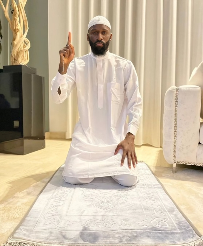 FootballFactly's tweet photo. 🗣️ Antonio Rüdiger: "If Ramadan changes anything for a footballer? For me, no, I'm used to it. I don't eat anything, I don't drink anything, I strictly respect it. It's not easy, but you practice, you tap into your head and you get there. This is one of the main weapons I have, the mentality. In the end, doing Ramadan is not a problem for me." 👏🏽