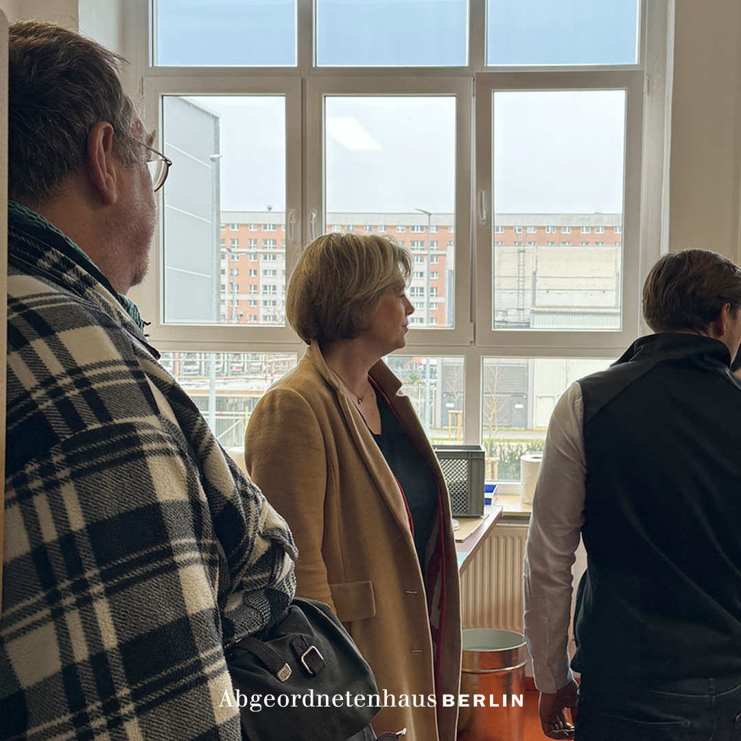 Abgeordnetenhaus von Berlin (@agh_berlin) on Twitter photo Heute besuchte #AGH-Präsidentin <a href="/CorneliaSeibeld/">Cornelia Seibeld</a> gemeinsam mit Christian Specht, Präsident des <a href="/BBParlament/">Berliner Behindertenparlament</a> die faktura gGmbH Werkstatt für Menschen mit Beeinträchtigung, deren Mitarbeiterinnen und Mitarbeiter alte Ausschussprotokolle für das #Abgeordentenhaus digitalisieren. Heute besuchte #AGH-Präsidentin <a href="/CorneliaSeibeld/">Cornelia Seibeld</a> gemeinsam mit Christian Specht, Präsident des <a href="/BBParlament/">Berliner Behindertenparlament</a> die faktura gGmbH Werkstatt für Menschen mit Beeinträchtigung, deren Mitarbeiterinnen und Mitarbeiter alte Ausschussprotokolle für das #Abgeordentenhaus digitalisieren.