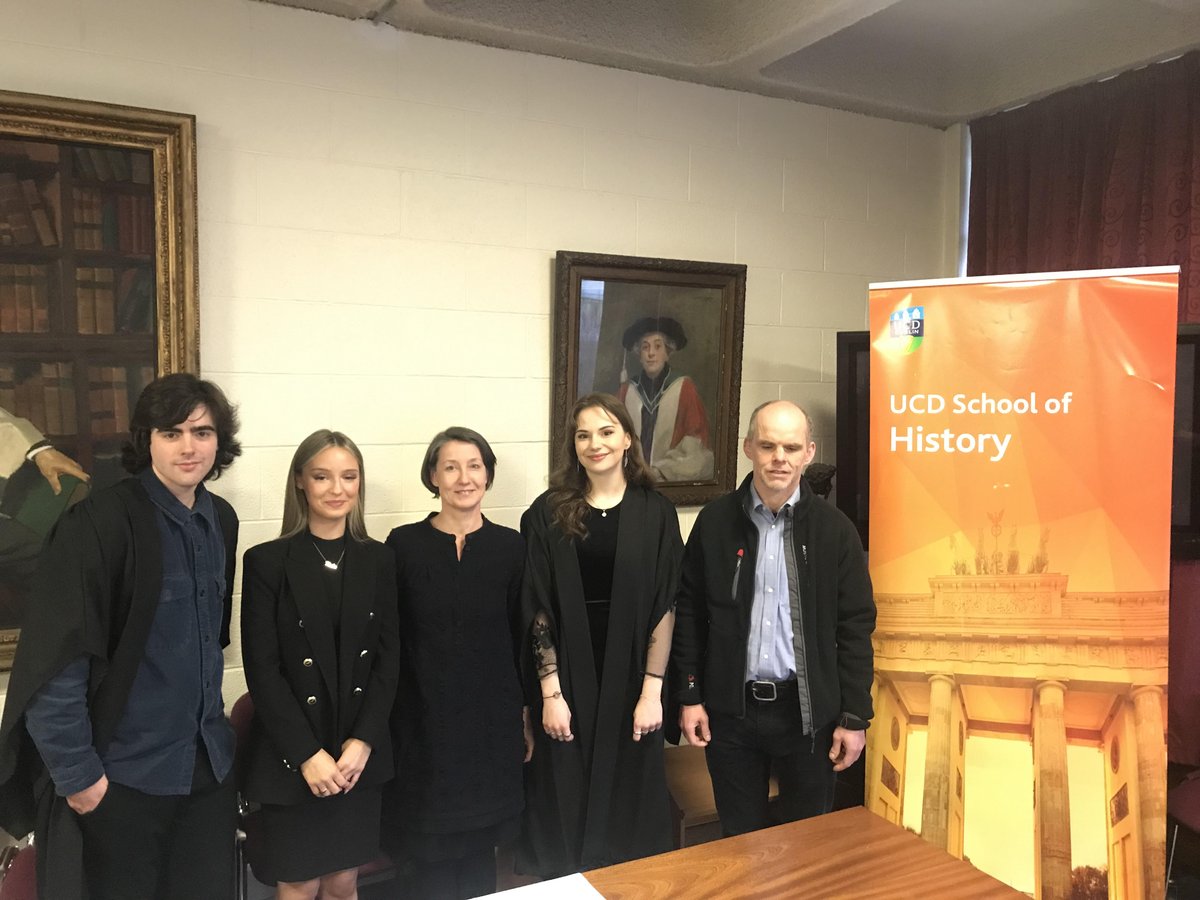 Ar an Aoine, d’eagraigh @UCDHistory cóisir ceiliúrtha tar eis bronnadh duaiseanna ⁊ gradaim ag searmanas @UCDdublin a aithníonn na mhic léinn a bhain barr feabhais amach anuraidh. Fair play daoibh go léir ⁊ sár-obair. 📕🎓