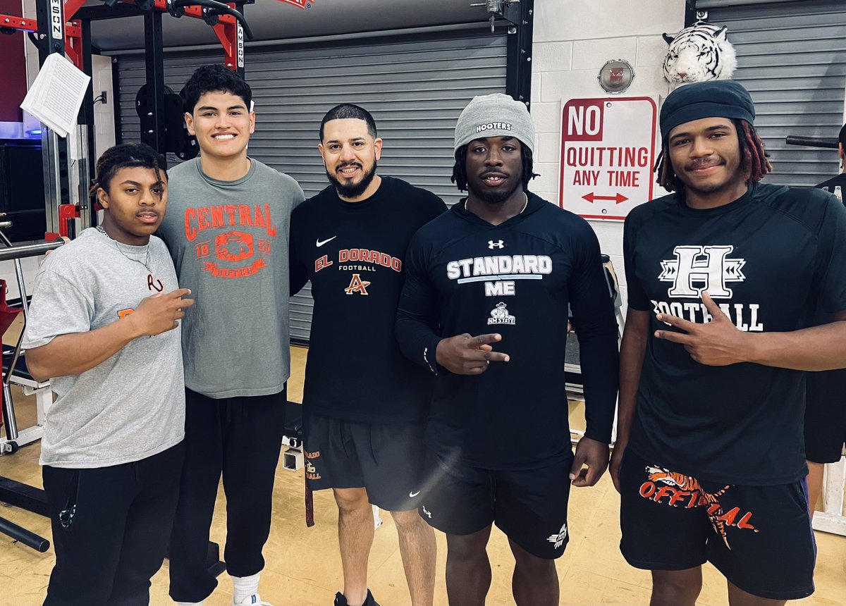 Coach_Macias's tweet image. Nothing like seeing our former, now college players coming back to their old stomping grounds. #OnceAnAztec @ELDO_FB
