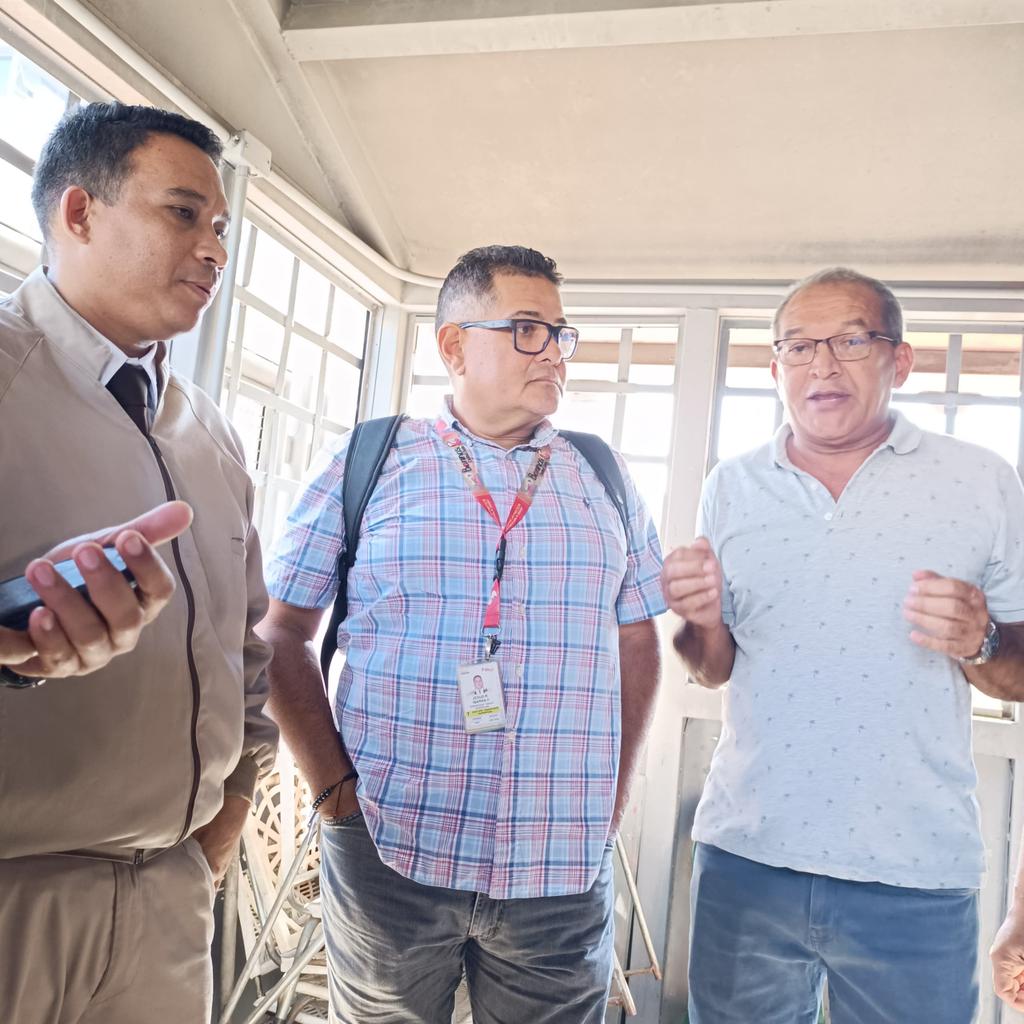 SitramecaB25's tweet photo. #SITRAMECA: Desde el Puesto de Control en Zona Rental nos encontramos con nuestros hermanos del Transporte Superficial, atendiendo juntos el mejoramiento de sus condiciones laborales🚌
La interacción permanente con nuestra Clase Obrera es la mística continua de nuestro trabajo⚙️ https://t.co/umz2PsPk5l