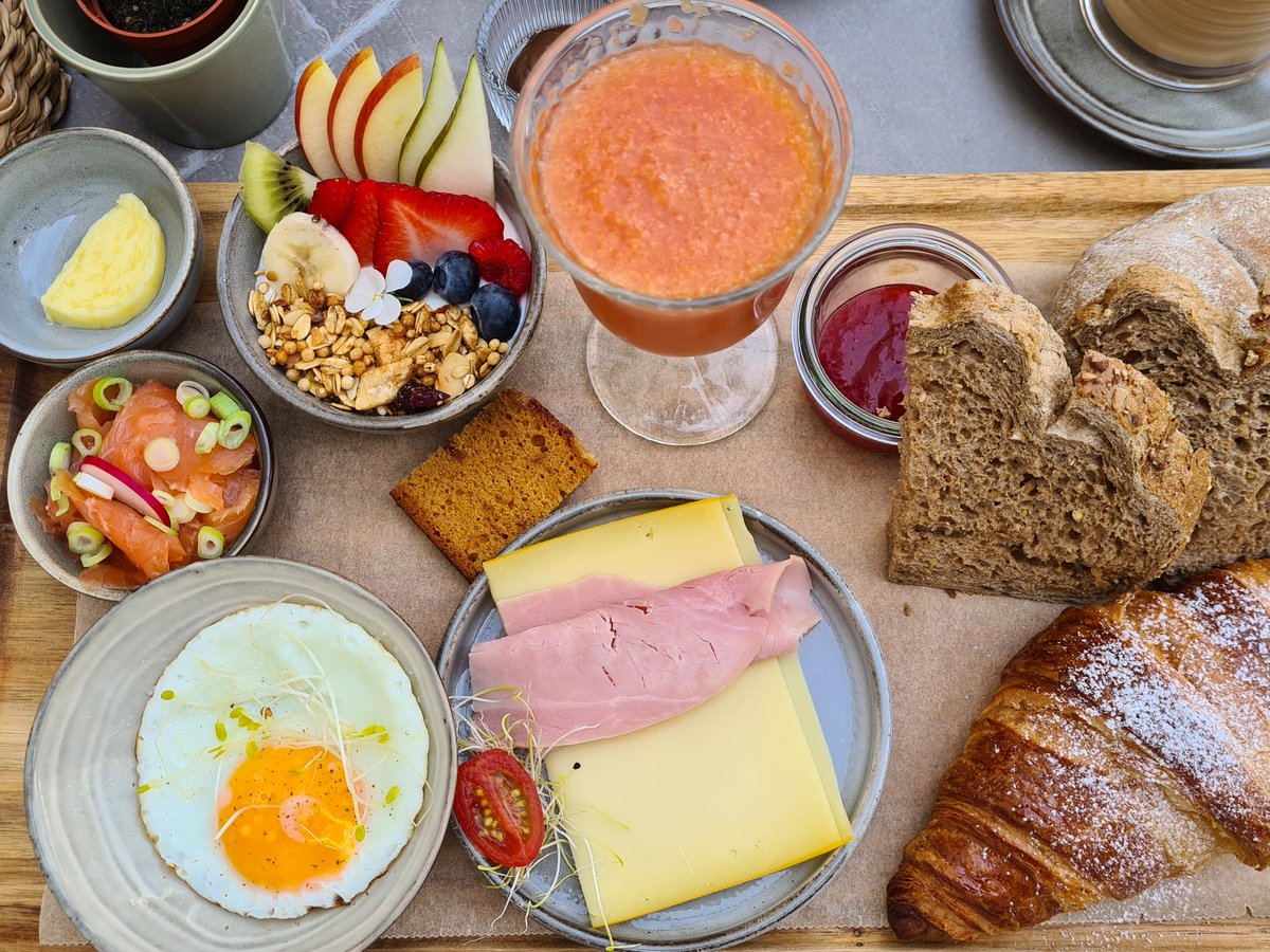 Teaching cognitive bias today, including the importance of making notes to avoid reconstructive bias - this involved trying to remember all the things I had for brunch, without making notes, an hour after seeing this image. Possibly a little unfair, far too many brunch items.