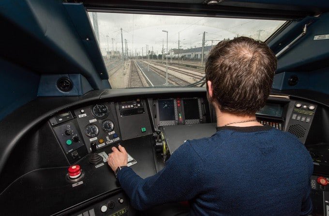 On voit passer souvent des tweets de gens qui se moquent des conducteurs de trains. Gréviste, feignant, boulot facile « faut juste appuyer sur un bouton »… Un métier que tout le monde peut faire. C’est vrai. Faisons le point justement Thread ⤵️⤵️⤵️