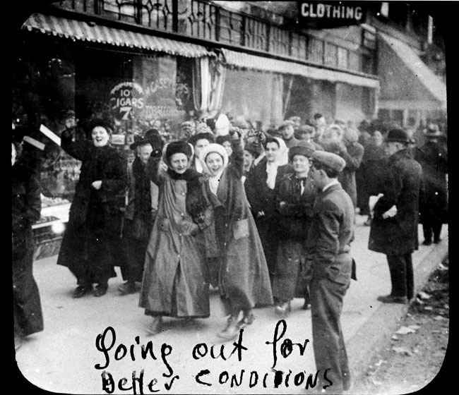 'Las trabajadoras deben tener pan, pero también deben tener rosas'. Rose Shneidermann Organizada por la @IWW y popularmente conocida como del 'Pan y Rosas', la huelga de las trabajadoras del textil de Lawrence conseguía todas sus demandas un 12 de marzo de 1912. #MemoriaObrera