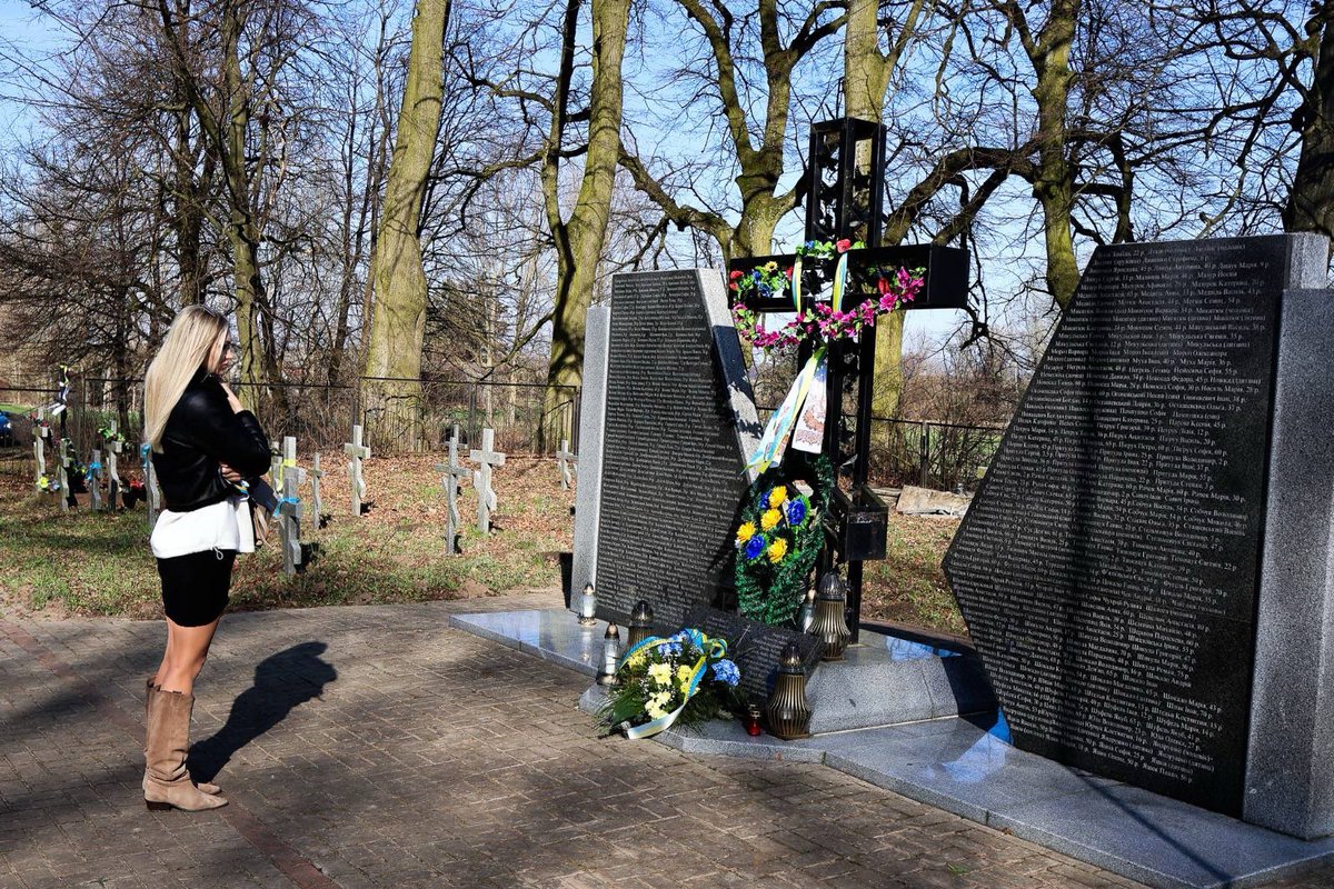 Wczoraj przyjechaliśmy pomodlić się i zapalić znicze z okazji 80-tej rocznicy zbrodni w Sahryniu, popełnionej przez polskie oddziały partyzanckie (Armii Krajowej i Batalionów Chłopskich) na ukraińskiej ludności🇺🇦 Sahrynia 10 marca 1944r.