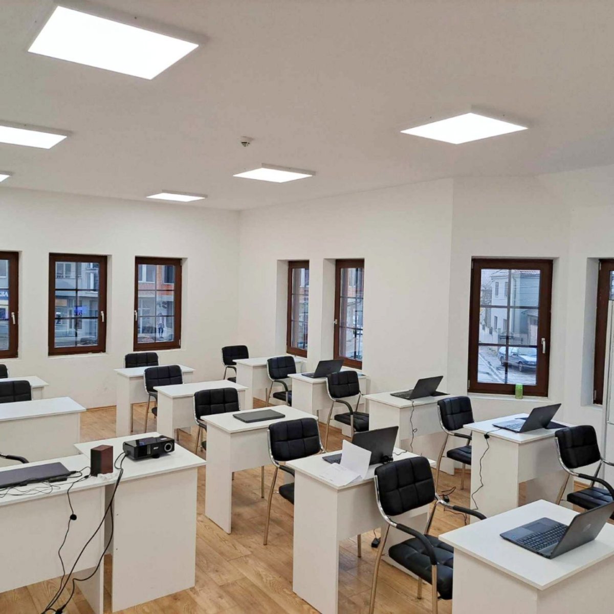 📢🖥️Мултимедијалана учионица за мигранте отворена је 7. марта 2024. године у Сјеничкој кући из средстава <a href="/KIRS_SRBIJA/">KIRS Srbija 🇷🇸</a> на основу јавног позива ``Промовисање и јачање толеранције према мигрантима, кроз отклањање предрасуда и развој комуникације и дијалога``.👏