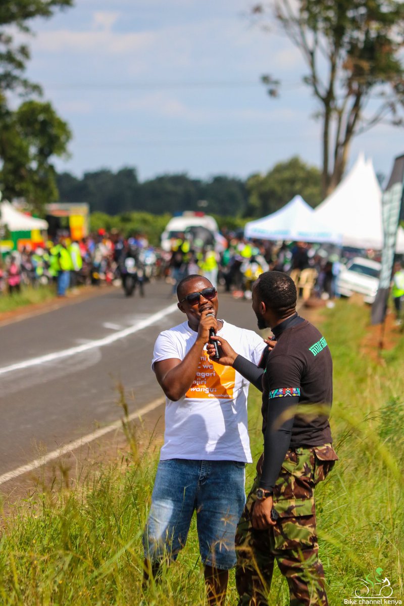 hulkshira's tweet image. @Dennohspinner : Btw Hulk Unakumbuka….
Me: Lete hii microphone kwanza kabla uendelee 😂😂

Father of two alichanganywa na bikes akasahau akaanza kupiga story kama ameshikilia mic 😂😂😂 #EAMotorsportHypeMC 
#MCHulk