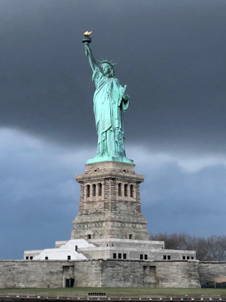 zeLaure_'s tweet photo. P ar l’#Inspiration
O #Lumière
U ne #Substance
V itale #Rapide
O #Pouvoirs de Lumière
I nvitation en #Octave
R ayonnant La #Force
D’#Appels
E n #Choeur
L iberté
A La #Flamme #Divine
P archemin
A ux #Voyelles #Consonnes
R ayonnant
O Toi #AYAM
L’#Être
E-lé-mental https://t.co/h5fyxFgUTp