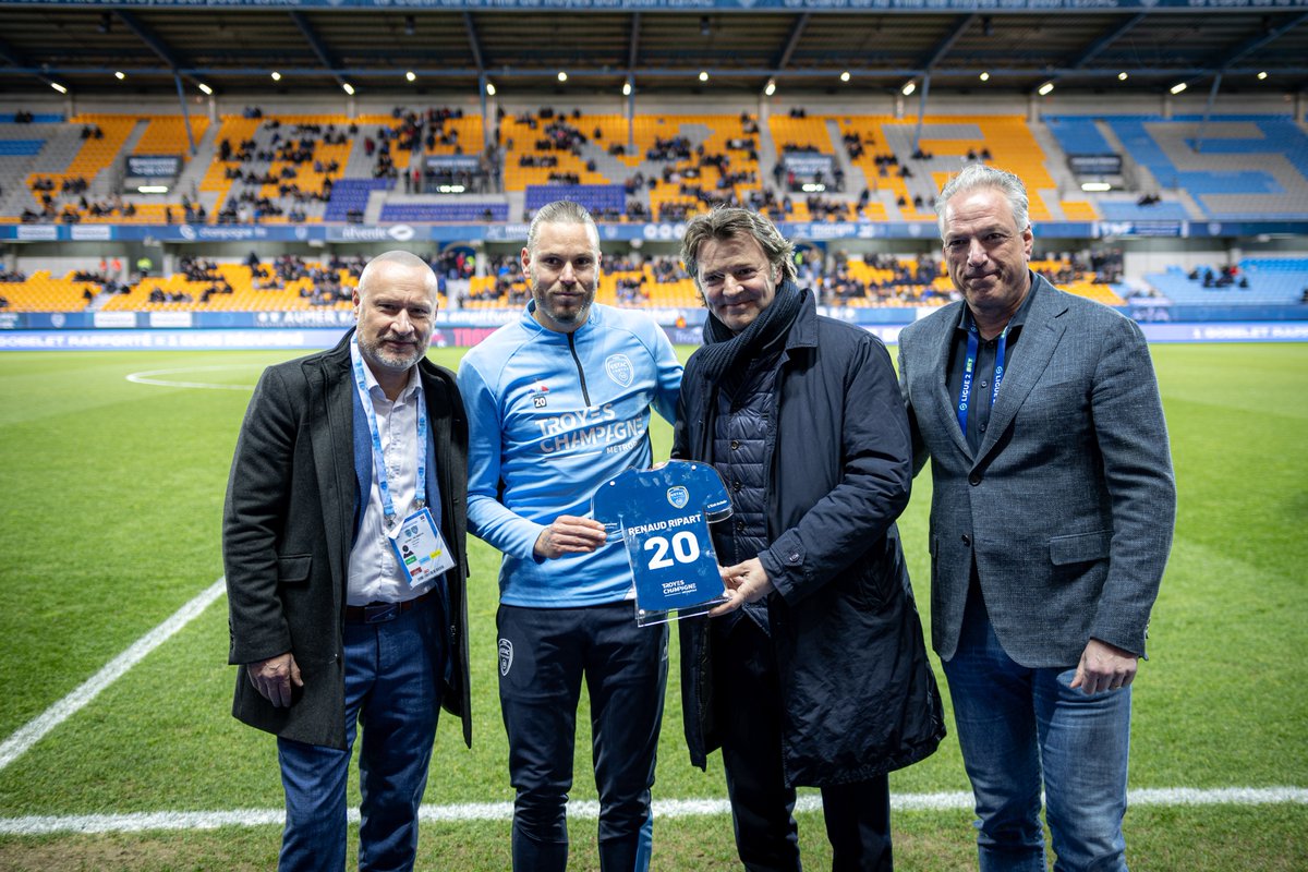𝗝𝗼𝘂𝗲𝘂𝗿 𝗱𝘂 𝗺𝗼𝗶𝘀 🏆

🔥 Élu joueur du mois de février, <a href="/Rips_20/">Renaud Ripart</a> a reçu sa récompense avant la début de la rencontre en partenariat avec 𝗧𝗿𝗼𝘆𝗲𝘀 𝗖𝗵𝗮𝗺𝗽𝗮𝗴𝗻𝗲 𝗠𝗲́𝘁𝗿𝗼𝗽𝗼𝗹𝗲 et <a href="/lesteclair/">L' Est-éclair</a> ! 😍

#ESTACSCB 🔵⚪️