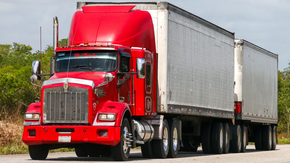 Tomorrow, the <a href="/Europarl_EN/">European Parliament</a> plenary will vote on the #WeightsAndDimensions Directive.

If adopted and without further amendments, the text will mean:

🔴 More emissions
🔴 Bigger trucks on EU roads
🔴 Serious risk of reverse modal shift

Our joint letter: 

shorturl.at/hlzKU