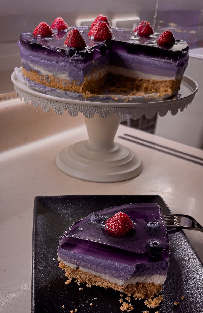 trend_foodh's tweet photo. تشيز كيك بنفسجي   🌌💜🫐 https://t.co/BanHIj59Xh