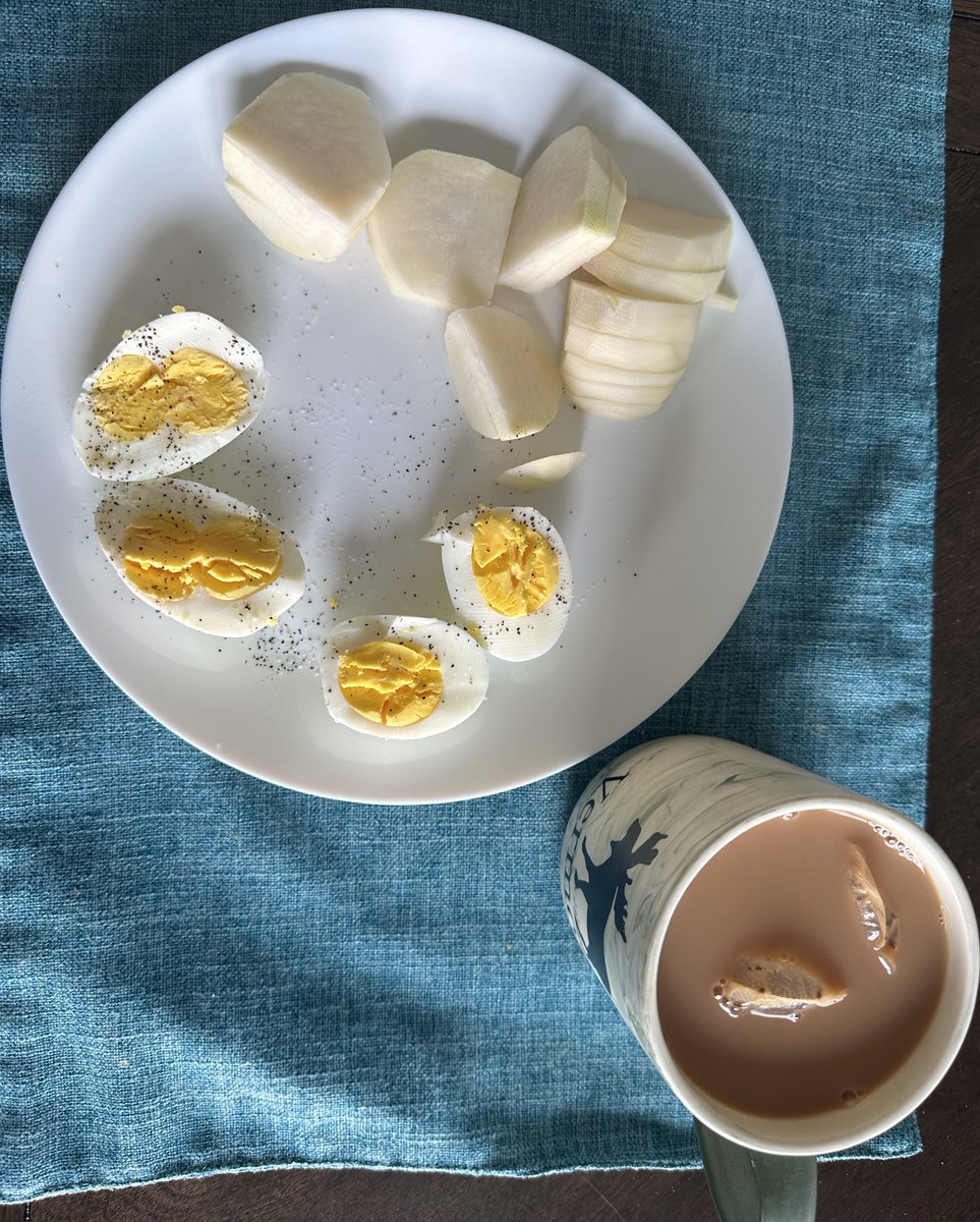 I am fully aware of my unconventional breakfast combinations. But I love them. 😂

😋 Boiled eggs (double yolk!) with Kohlrabi and tea with milk. Packed with protein and fiber. 

#breakfast #kohlrabi #eggs #boiledeggs #doubleyolk #tea #milktea #breakfasttea #fiber #protein