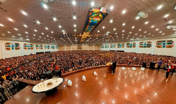 IgrejaUniversal's tweet photo. A #FJUNight marcou a vida de uma multidão com a “Noite do Até Que...”, no último dia 08. Além de apresentações culturais, todos ouviram ensinamentos para a vida; houve batismo nas águas e a busca ao Espírito Santo.
Nos conte, em qual estado ou cidade você participou? 👇 https://t.co/EHnG1L97Wt