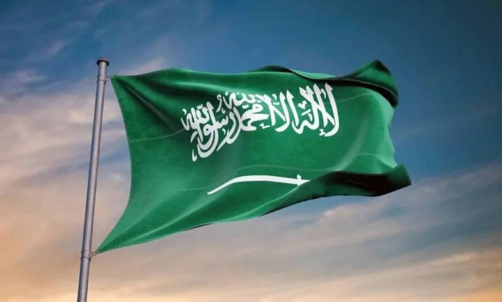 bandaralallmae's tweet photo. راياتُ عِزك في العُلا تتبخترُ
  وعظيم مجدِكَ شامخٌ ��تجــذرُ
يا موطني هذا جبينكَ مُشرِقٌ
    يَعلُو كَبدرٍ في السماء فيُبهِـــرُ
ويُضيء للأجيال تاري��اً مَضى
    وَحضـــــارةً تُبنى وفناً يأســـرُ
يا رايةَ التوحيدِ دُونكِ رؤيةٌ
    يزهو بها وطني العظيمُ ويفخرُ
 #يوم_العلم https://t.co/xgRTjI8MVV