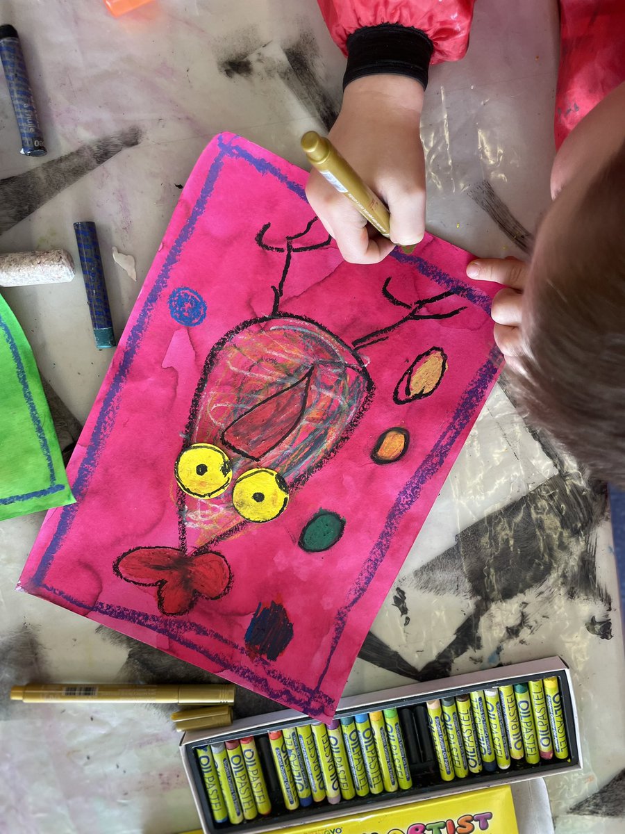 LVive1's tweet photo. Des petites poulettes pour décorer #laclasse ! 
#maternelle #encre #craiegrasse https://t.co/8zaOmyaA1s