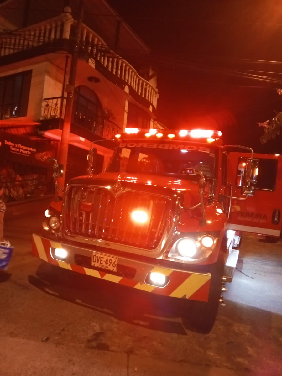 NCEjeCafetero's tweet photo. #CNCInforma #Pereira #MientrasDuermes 7:48 pm, se registró un incendio estructural en la Mz 2 del barrio Villa Navarra en Cuba, #BomberosPereira atendió la conflagración, al parecer la cocina se prendió. https://t.co/FAEmVO4Azm