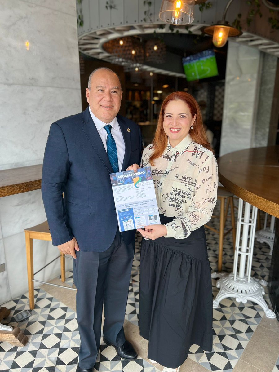 Panamá recibe la visita de Enid Cámara de ABEOC <a href="/abeoc/">Abe</a>.org.br y reafirma el continuo de deseo de mutuo compromiso con COCAL, firmando este acuerdo de colaboración para seguir estrechando lazos en bienestar de toda la comunidad de la industria@abeoc.org.br

#COCALNosConecta