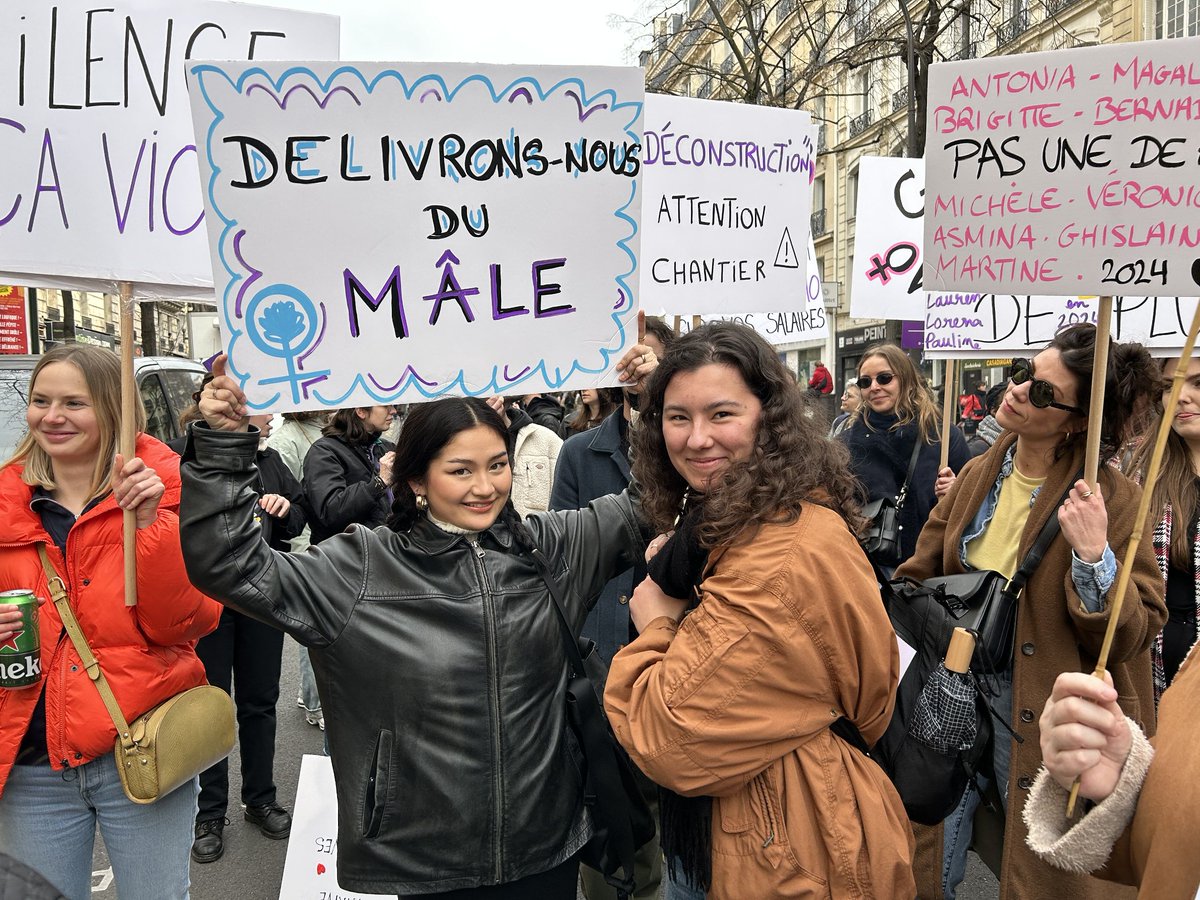 Ogilvy's tweet photo. In celebration of #InternationalWomensDay, members of @Ogilvy_Paris took to the street and joined the #IWD march in Paris.✊ #OgilvyIWD #TeamOgilvy https://t.co/Q04EWATzGB