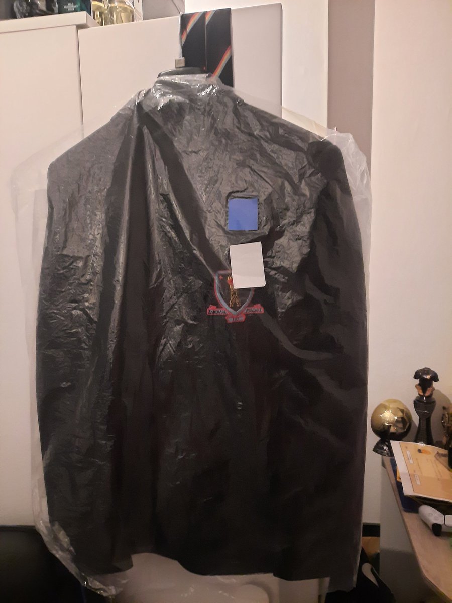 MissxxDee's tweet photo. @GreenhillPS @Misskforbes1 @MclatchieMiss @mrwisdomteach  could any p7 boys use this Coatbridge high school blazer? Only worn for 5 minutes on 1st day &amp; never been back out the wrapper. Size 32. Could hand it into the school if anyone could use it? https://t.co/Bmfg3gzAT0
