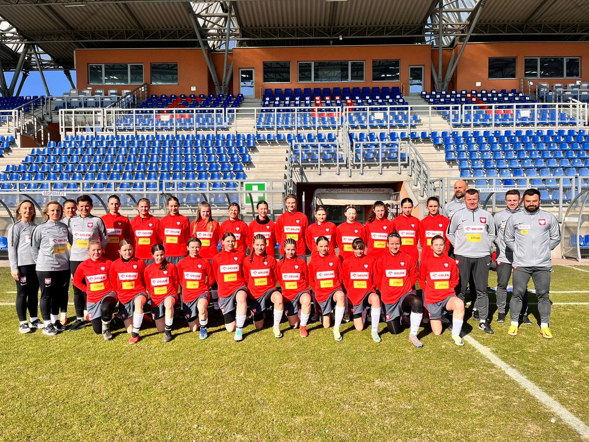 michniewicz_k's tweet photo. Pierwsze zgrupowanie z Reprezentacją Polski U-15 Kobiet za mną!🙂🇵🇱
Był to bardzo pracowity i owocny czas!💪🔝👌
Paula Kawalec dziękuję za zaufanie!🫡🤝😊
Pracować w takim Sztabie🔝👌 to czysta przyjemność!💪🇵🇱
Foto: Łączy nas piłka kobieca https://t.co/el9E7x3NDe