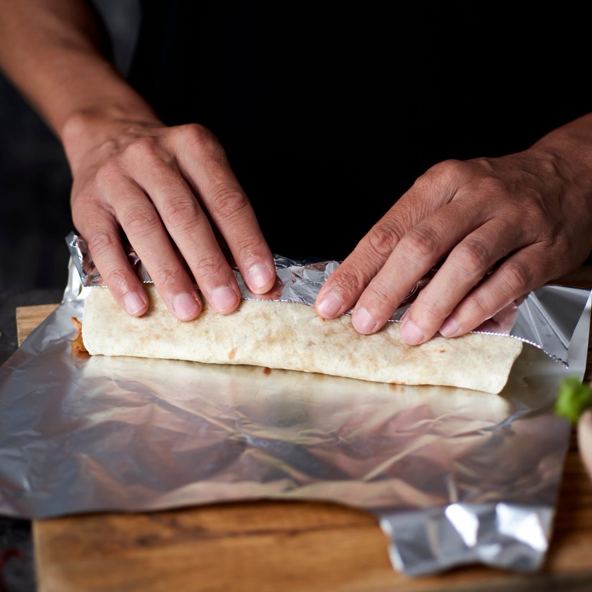 Wrapping leftovers? Aluminum foil or beeswax wraps are great alternatives to plastic wrap. 🐝🌯 #PlasticFreeKitchen #EcoFriendly