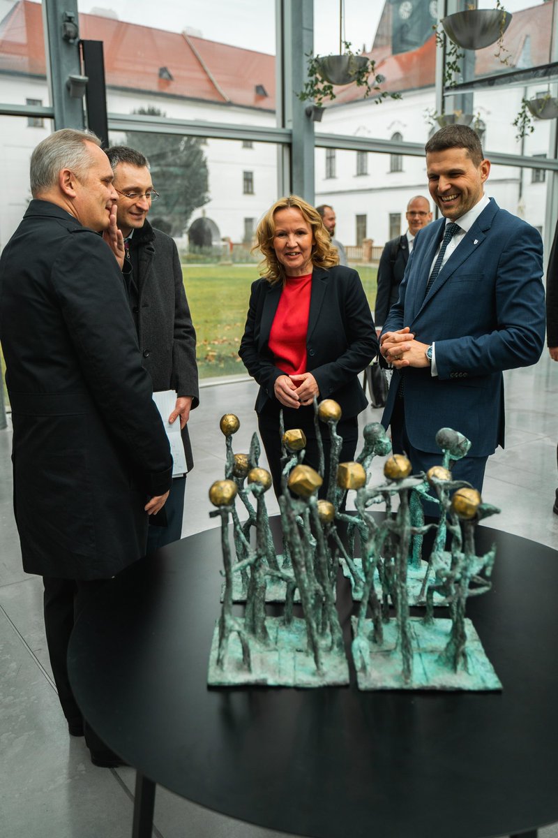 V prostorách brněnského Augustiniánského opatství jsem přivítal <a href="/SteffiLemke/">SteffiLemke</a>, německou ministryni pro životní prostředí, ochranu přírody, jadernou bezpečnost a ochranu spotřebitele. Rád jsem ji ukázal město, kde žiju a kde se až do zítřejšího dne zúčastní zasedání ministrů