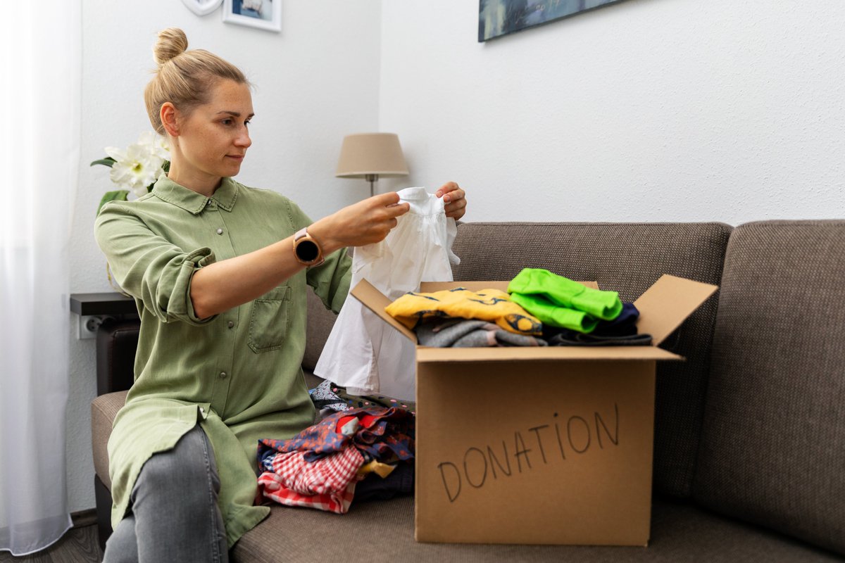 🌼🧹 It's #NationalCleanOutYourClosetWeek! Jumpstart your spring cleaning by donating your old clothes, giving them a new life for those in need, and reducing textile waste. ♻️ #CleanLA #Reuse