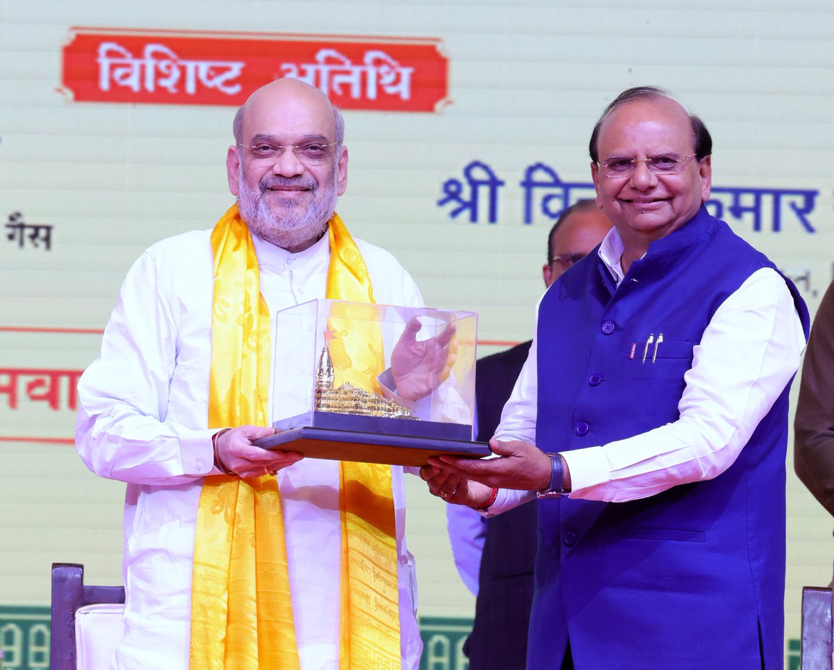 AmitShah's tweet photo. आज ‘दिल्ली ग्रामोदय अभियान’ के तहत दिल्ली के 41 गाँवों में PNG सुविधा का लोकार्पण एवं 178 गाँवों में विभिन्न विकास कार्यों का शुभारम्भ किया।

प्राकृतिक संसाधनों का व्यवस्थित और सतत उपयोग व जन-जन तक इसकी पहुँच मोदी सरकार की प्राथमिकता रही है। आज दिल्ली में शुरू की गई PNG सेवा से इन क्षेत्रों की गृहिणियों के जीवन में नया बदलाव आएगा और मोदी जी के ‘नेट जीरो’ के संकल्प को मजबूती मिलेगी। साथ ही, 178 गाँवों में शुभारम्भ की गई विभिन्न सामुदायिक परियोजनाएं लोगों तक मूलभूत सुविधाओं की उपलब्धता सुनिश्चित करेंगी।