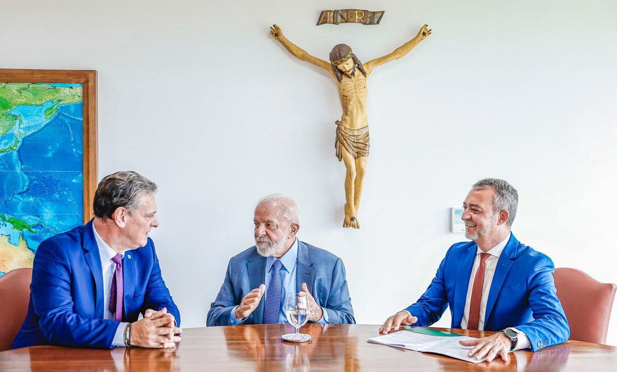 Hoje eu me reuni com o ministro da Agricultura <a href="/Carloshbfavaro/">Carlos Fávaro</a> e o presidente da Companhia Nacional de Abastecimento (Conab), <a href="/EdegarPretto/">Edegar Pretto 13</a>, e conversamos sobre o que pode ser feito para reduzir o preço de alguns produtos e alimentos, bem como ações para estimular a produção