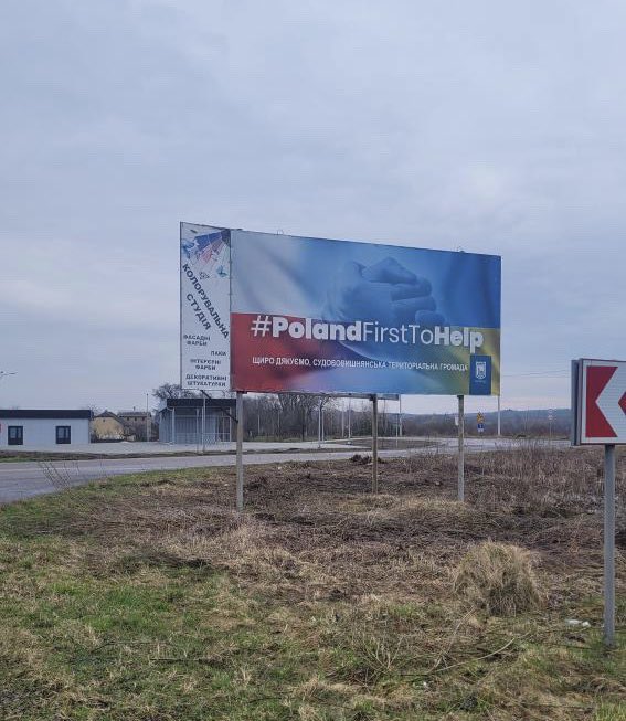 🇵🇱 🇺🇦 W kierunku Lwowa Ukraińcy postawili wzdłuż trasy bilbord #PolandFirstToHelp.