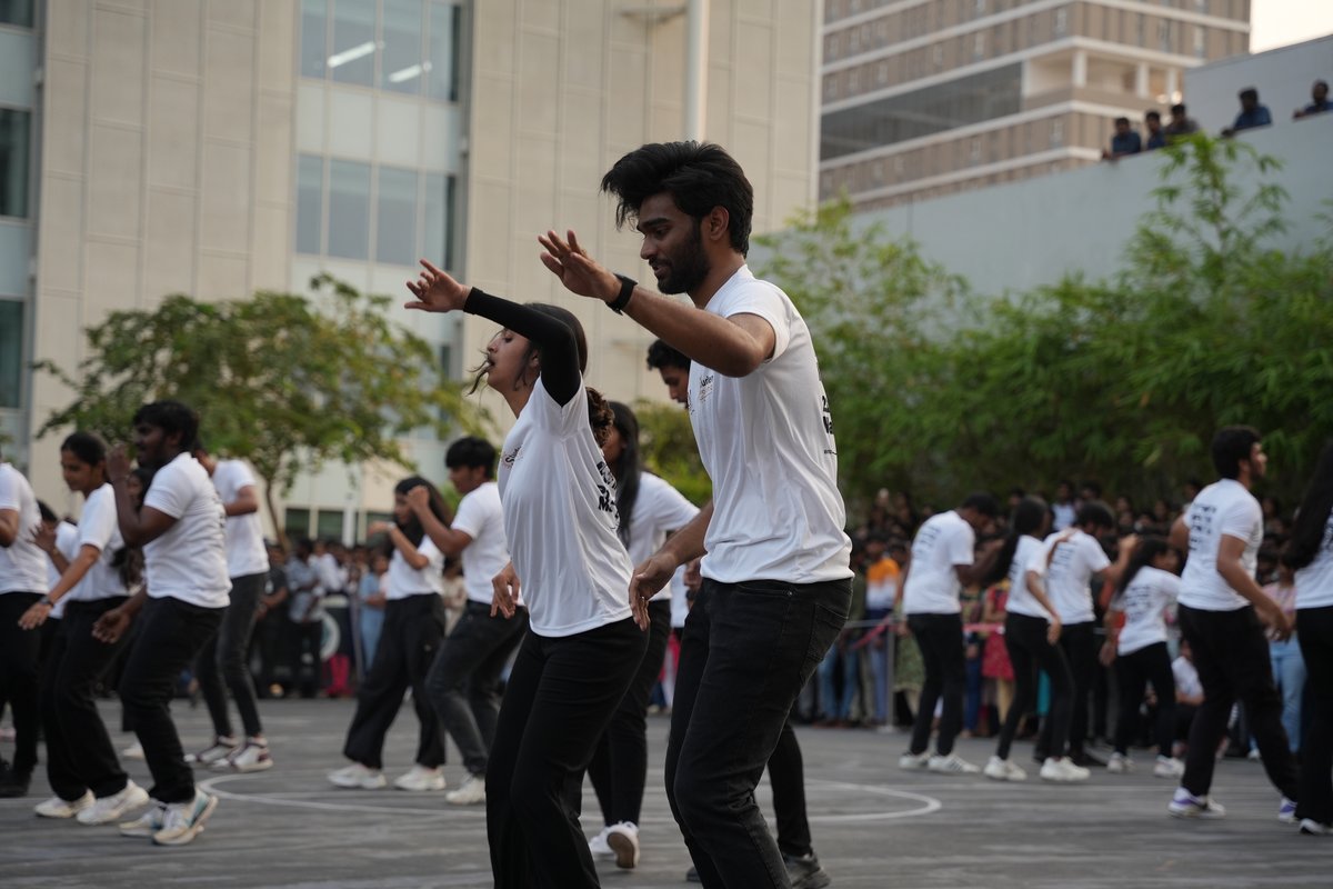 SRMUAP's tweet photo. Hold onto your hats, because the students of SRM University-AP just turned the ordinary into EXTRAORDINARY! In a burst of unstoppable energy, our campus came alive with an electrifying FLASH MOB! ππΊβ¨
#SRMAP #SRMUAP #infinitus #infinitus2024 #FlashMobFever #YouthPower https://t.co/JdthwYglea