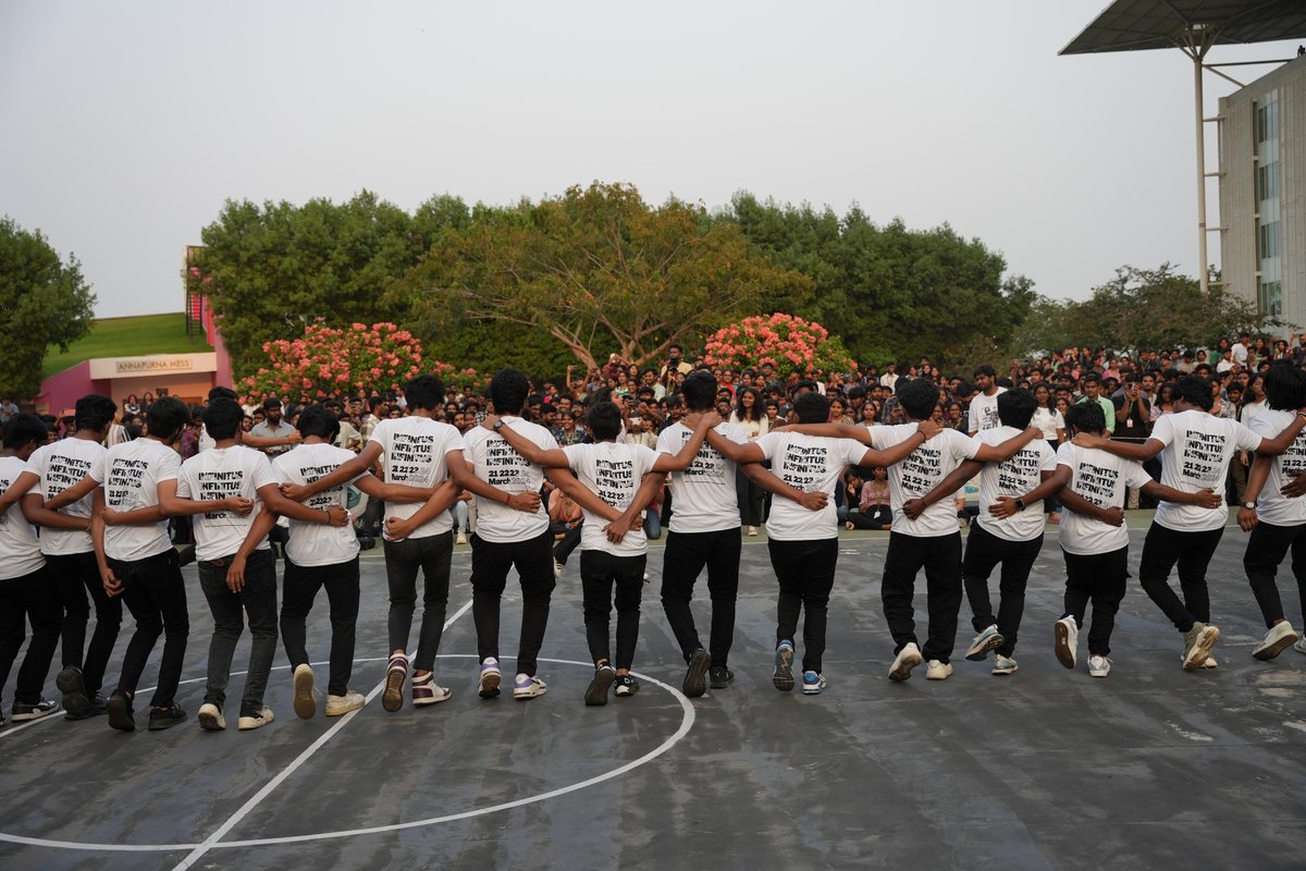 SRMUAP's tweet photo. Hold onto your hats, because the students of SRM University-AP just turned the ordinary into EXTRAORDINARY! In a burst of unstoppable energy, our campus came alive with an electrifying FLASH MOB! ππΊβ¨
#SRMAP #SRMUAP #infinitus #infinitus2024 #FlashMobFever #YouthPower https://t.co/JdthwYglea